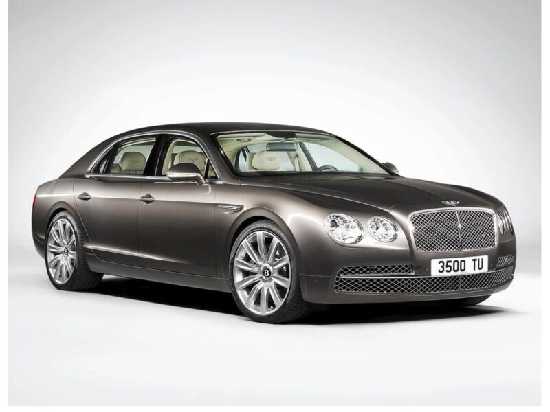 Aluminium hogedrukgietwerk in motor Bentley Flying Spur